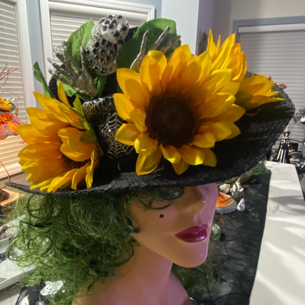 Yep I see a western fabulous Halloween look 👻black with silver spider ribbon 🌻🌻